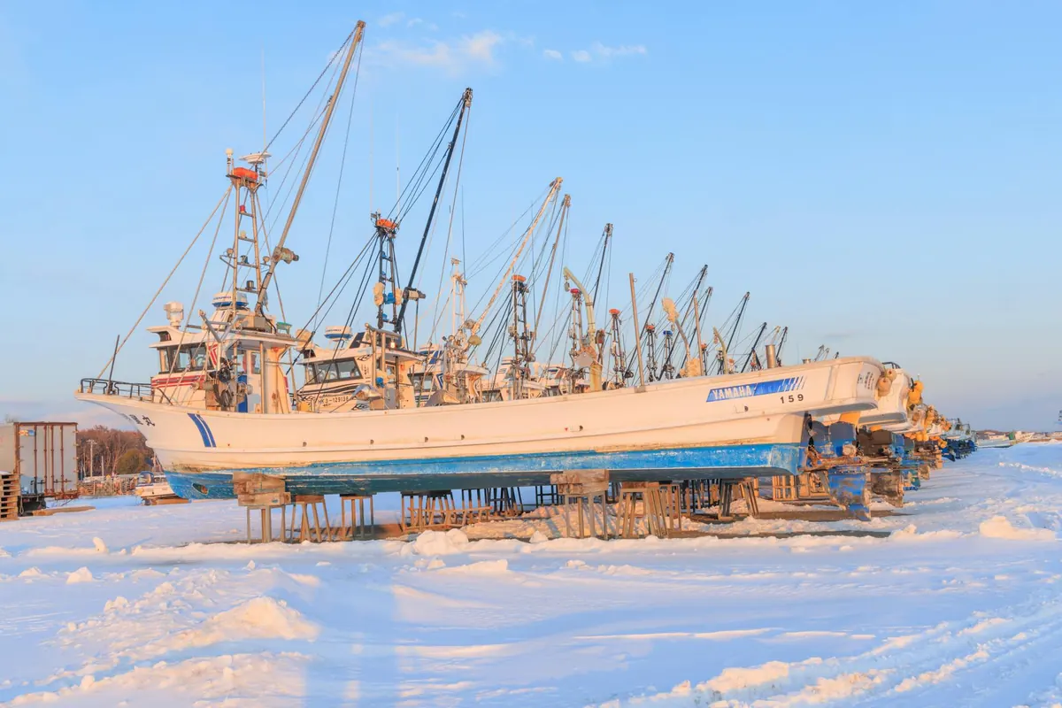 Slurry ice fish chilling onboard fishing vessel maintaining 4 degrees